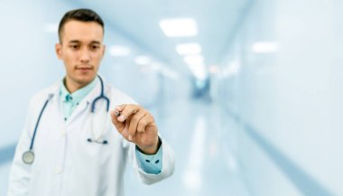 Doktor, metnin için boş fotokopi alanını işaret ediyor. Sağlık ve Sağlık Hizmetleri.