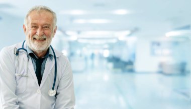 Hastanede çalışan üst düzey erkek doktor. Tıbbi doktor ve sağlık personeli hizmet.