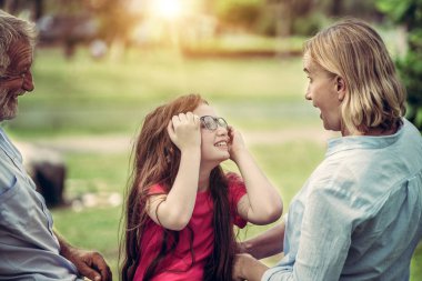 Mutlu aile bahçe parkta hafta sonu tatil yaz aylarında gitmek. Çocuk eğitim ve aile etkinlikleri kavramı.