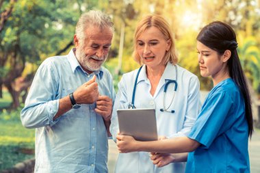 Doktor, hemşire veya parkta caregiver konuşan üst düzey adam. Olgun insanlar sağlık ve tıbbi personel hizmet anlayışı.