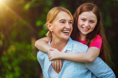 Rahat mutlu anne ve küçük çocuk kız açık havada genel Park. Ebeveyn ve çocuk kavramı.