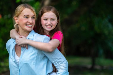 Rahat mutlu anne ve küçük çocuk kız açık havada genel Park. Ebeveyn ve çocuk kavramı.