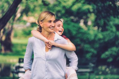 Rahat mutlu anne ve küçük çocuk kız açık havada genel Park. Ebeveyn ve çocuk kavramı.