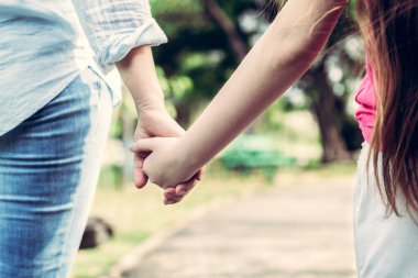 Rahat mutlu anne ve küçük çocuk kız açık havada genel Park. Ebeveyn ve çocuk kavramı.