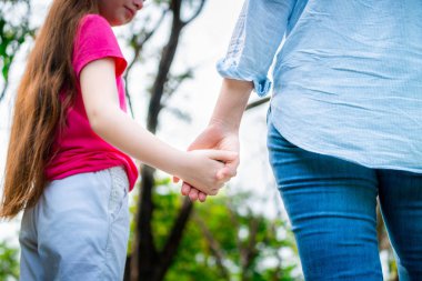 Rahat mutlu anne ve küçük çocuk kız açık havada genel Park. Ebeveyn ve çocuk kavramı.