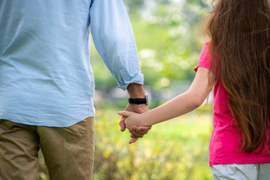 Baba ve kızı elele ve yaz aylarında Park'ta yürüyordunuz. Sevgi, Aile ve kavram paylaşımı.
