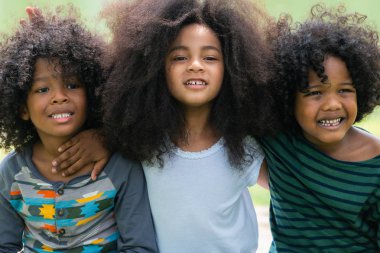 Okul Bahçesi oynayan mutlu Afro-Amerikan erkek ve kız çocuk grubu. Çocuklar dostluk ve eğitim kavramı.