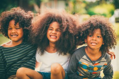 Okul Bahçesi oynayan mutlu Afro-Amerikan erkek ve kız çocuk grubu. Çocuklar dostluk ve eğitim kavramı.
