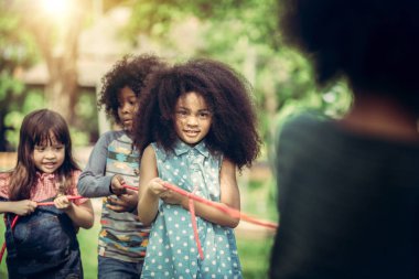 Halat oynamak ve eğlenmek parkta yaz kamp sırasında mutlu çocuklar. Çocuk eğlence kavramı.