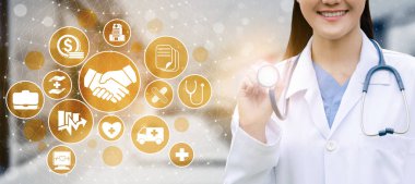 Simge grafik arayüzü gösteren sağlık insanlar, para planlama, risk yönetimi, tıbbi tedavi ve kapsama yararı sağlık sigortası kavramı - Doktor hastanede sağlık sigortası ile ilgili.
