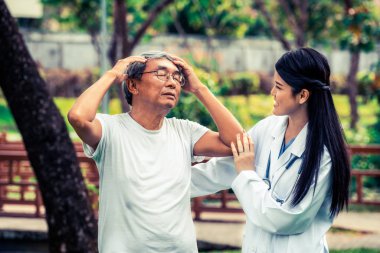 Dost doktor hastane bahçesinde komuta sizde bakımı. Doktor tıbbi ve sağlık hizmet anlayışı.