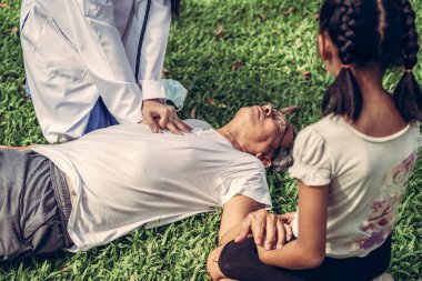 Göğüs ağrısı veya kalp krizi parkta sahip komuta sizde. Eski insanlar yaşlı sağlık kavramı.