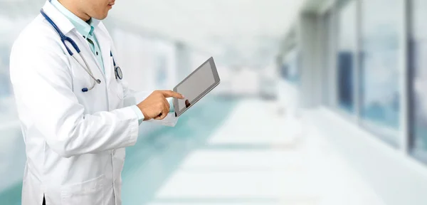 Hastanede Tablet Bilgisayar Kullanan Bir Erkek Doktor Tıbbi Araştırma Personeli — Stok fotoğraf