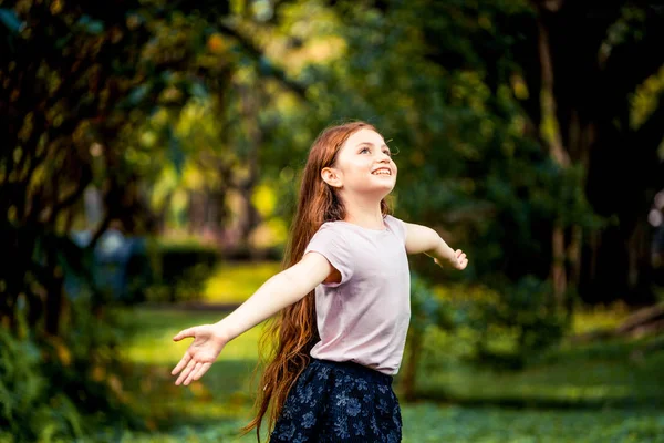 Menina Bonito Feliz Jogando Parque Livre Verão Expressão Infantil Estilo — Fotografia de Stock