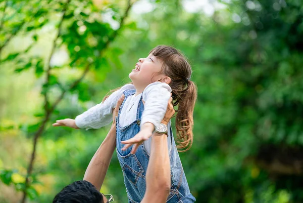 Mutlu Baba Holding Kız Parkta Çocukluk Eğlenceli Baba Gün Kavramı — Stok fotoğraf