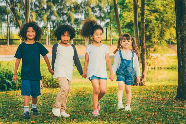 Glad African American Pojke Och Flicka Barn Gruppen Spelar Lekplatsen — Stockfoto