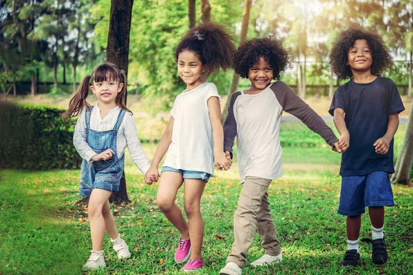 幸せなアフリカ系アメリカ人の男の子と女の子の子供グループ在学中の運動場で遊んで 子供たちの友情 教育のコンセプト — ストック写真