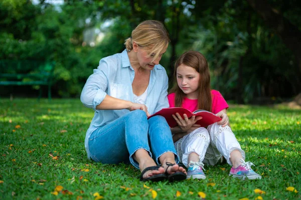 Relajada Madre Feliz Hija Pequeña Parque Público Aire Libre Concepto —  Fotos de Stock