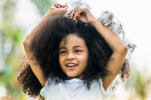 Porträtt Glad Afroamerikanska Barn Som Leker Utomhus Park Frihet Och — Stockfoto