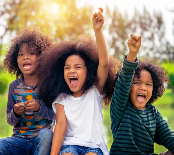 Okul Bahçesi Oynayan Mutlu Afro Amerikan Erkek Kız Çocuk Grubu — Stok fotoğraf