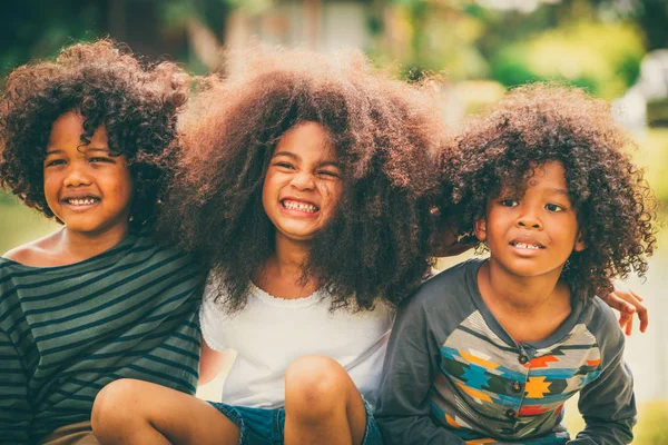 Glad African American Pojke Och Flicka Barn Gruppen Spelar Lekplatsen — Stockfoto