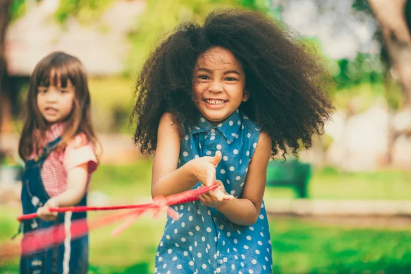 Crianças Felizes Jogando Rebocador Guerra Divertindo Durante Verão Acampar Parque — Fotografia de Stock