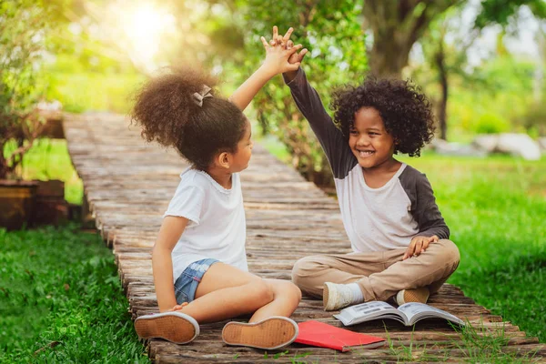 幸せな男の子と女の子公園で 庭で一緒に つのアフリカ系アメリカ人の子供 — ストック写真