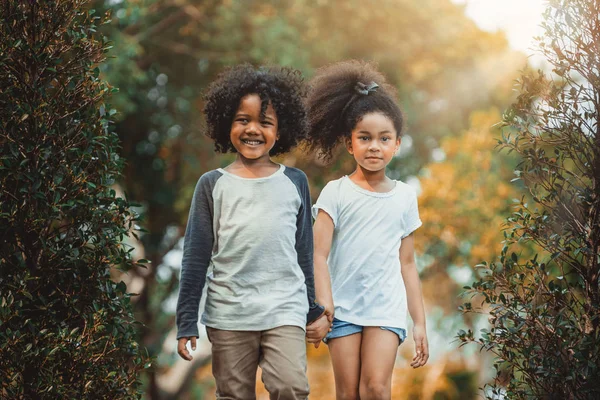 Ragazzino Ragazza Felici Nel Parco Due Bambini Afroamericani Insieme Giardino — Foto Stock