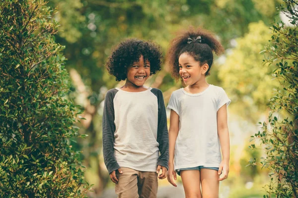Glad Liten Pojke Och Flicka Parken Två Afroamerikanska Barn Tillsammans — Stockfoto