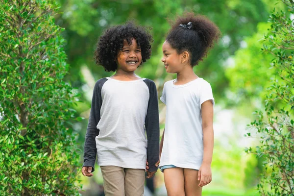 幸せな男の子と女の子公園で 庭で一緒に つのアフリカ系アメリカ人の子供 — ストック写真