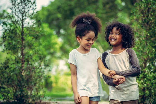 Menino Menina Felizes Parque Duas Crianças Afro Americanas Juntas Jardim — Fotografia de Stock