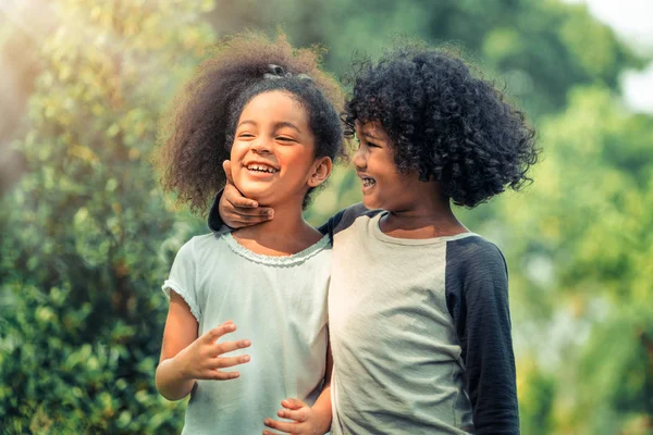 Feliz Niño Niña Parque Dos Niños Afroamericanos Juntos Jardín — Foto de Stock