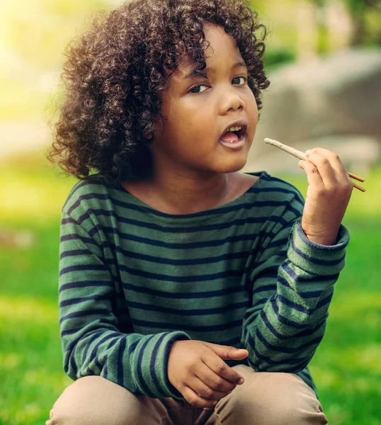Feliz Niño Afroamericano Comiendo Snack Stick Parque Concepto Nutrición Infantil — Foto de Stock
