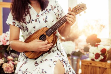 Ukulele oynama ve ses stüdyosunda bir şarkı söylerken mutlu kadın müzisyen. Müzik yaşam tarzı konsepti.