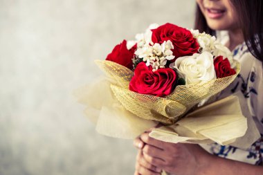 Mutlu kadın gül buket hediye Sevgililer günü sevgilisinden alır. Yaşam tarzı konsepti çift tr.