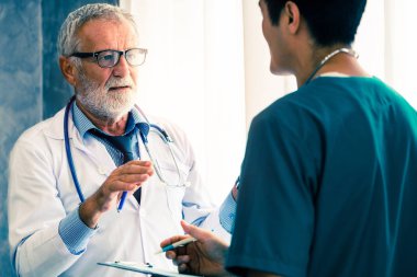 Başka bir Doktor hastanede çalışan üst düzey erkek doktor. Tıbbi doktor ve sağlık personeli eğitim kavramı.