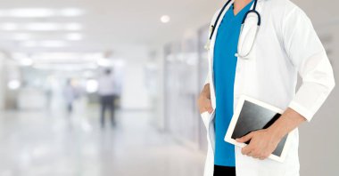 Hastanede tablet bilgisayar kullanan bir doktor. Sağlık ve doktor hizmetleri.