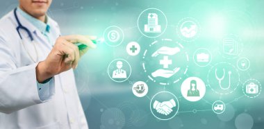 Simge grafik arayüzü gösteren sağlık insanlar, para planlama, risk yönetimi, tıbbi tedavi ve kapsama yararı sağlık sigortası kavramı - Doktor hastanede sağlık sigortası ile ilgili.