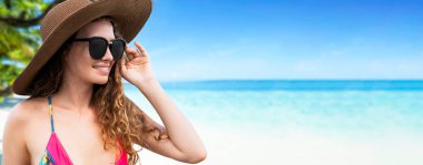 Yaz için tatil seyahat etmek tatil tropikal kum beach resort adlı mayo giyen mutlu genç kadın.