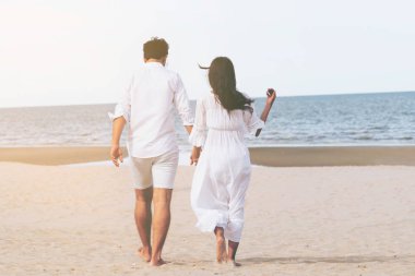 Mutlu çift balayı gidiş tropikal kum plaj yaz aylarında seyahat..