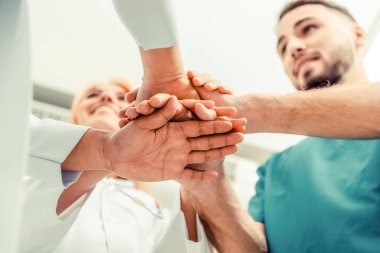 Tıbbi hizmet çalışması - Doktor, cerrah ve hemşire birleştirmek el ele tutusun.