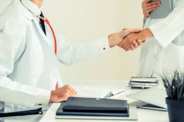 El sıkışma başarı ve profesyonel sağlık personeli ekip çalışması gösteren başka bir doktora veren hastanede doktor.