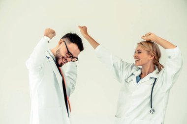 Mutlu başarılı doktor ile hasta tedavi başarısı için duran başka bir doktor hastane office zafer kutluyor.