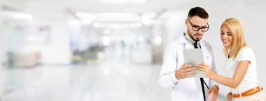 Doktor hasta hastanede konuşurken. Mutlu hasta doktordan açıklama için dinlemektedir. Tıbbi doktor ve sağlık personeli hizmet kavramı.