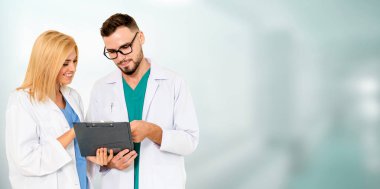 Hastanede başka bir doktorla çalışan bir doktor. Sağlık ve Sağlık Hizmetleri.