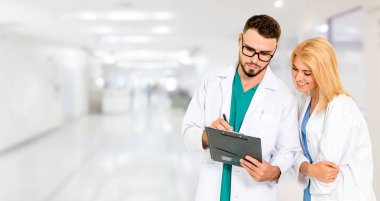 Hastanede başka bir doktorla çalışan bir doktor. Sağlık ve Sağlık Hizmetleri.