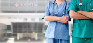 İki hastane çalışanı - hastanede kolları bağlı duran cerrah, doktor ya da hemşire. Sağlık ve doktor hizmetleri.