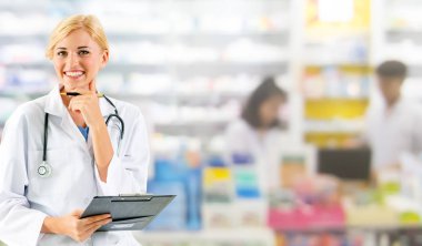 Eczanede çalışan kadın eczacı. Tıbbi doktor ve sağlık personeli hizmet.
