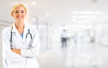 Hastane ofisinde çalışan kadın doktor. Sağlık ve doktor hizmetleri.