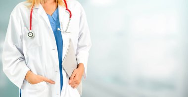 Hastane ofisinde çalışan kadın doktor. Sağlık ve doktor hizmetleri.